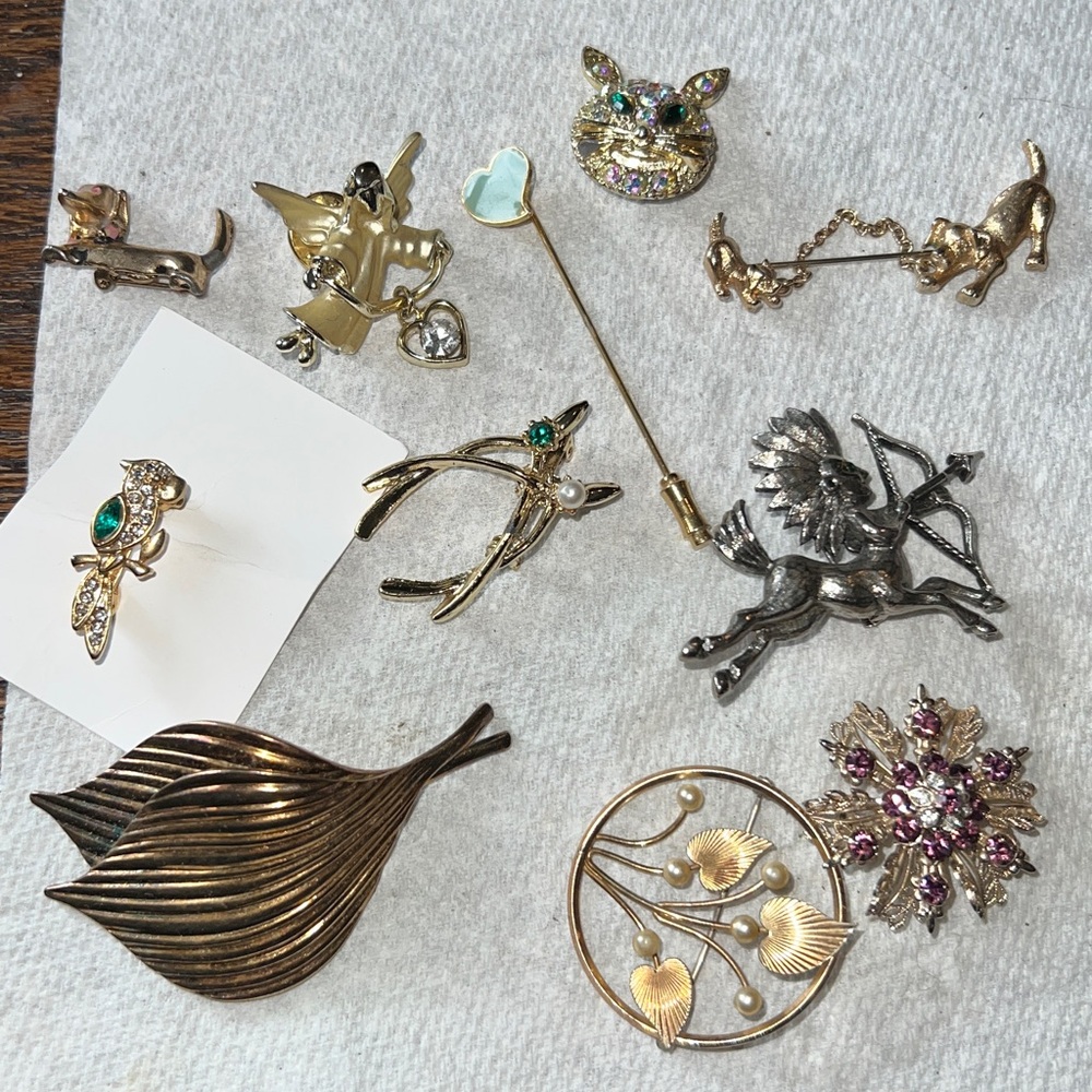 Lot Vintage brooches Avon unmarked